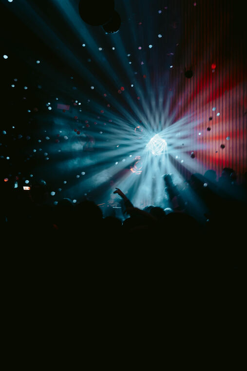 A fan of beams above the crowd