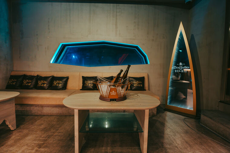 A booth with the arched mirror